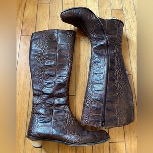 Knee high, reptile embossed Cydwoq boots.
Size 8, excellent condition.